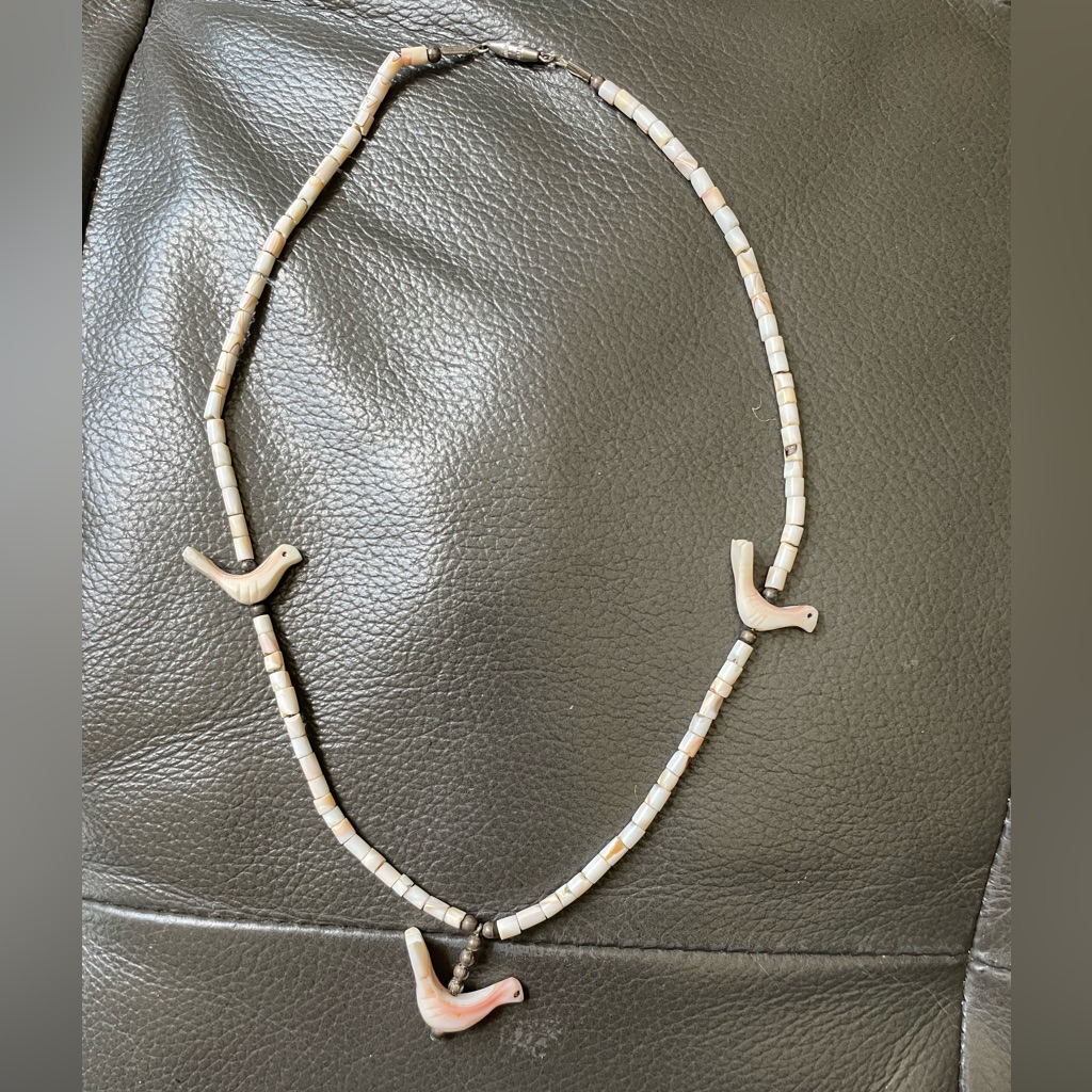 Vintage White Birds Fetish Bead Necklace 16  Screw Clasp